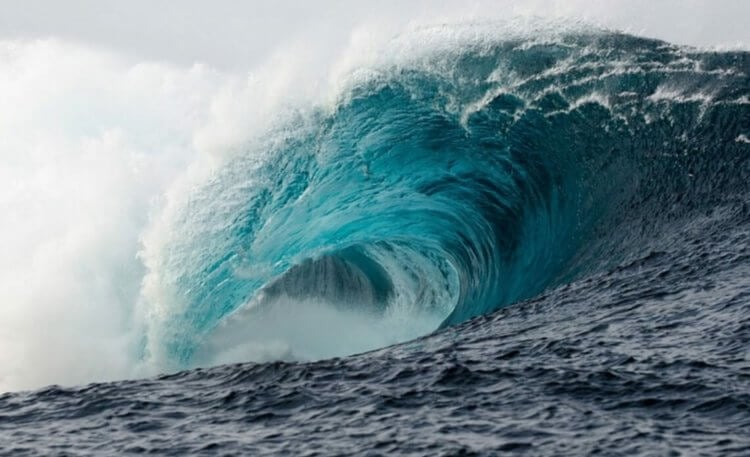 Как предупреждают об угрозе цунами. Такая волна смотрится красиво. Это не цунами, но она все равно опасна. Фото.