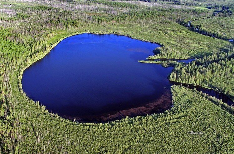 Как часто на Землю падают метеориты. Предположительно это красивое озеро является кратером от падения Тунгусского метеорита. Фото.