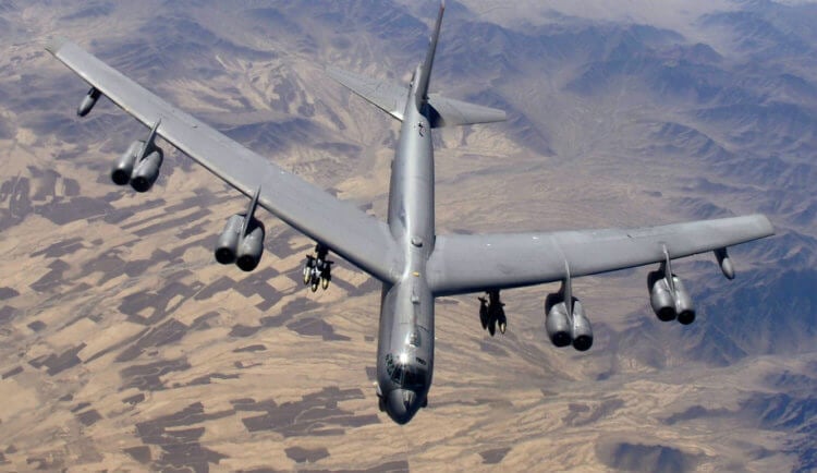Зачем американцы превратили обычный транспортный самолет в бомбардировщик? Бомбардировщик B-52 переоборудованный для программы «летающий арсенал». Фото.