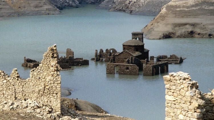 Подводный итальянский город может оказаться на поверхности через год. Так выглядела деревня-призрак Fabbriche di Carreggine в 1994 году. Фото.