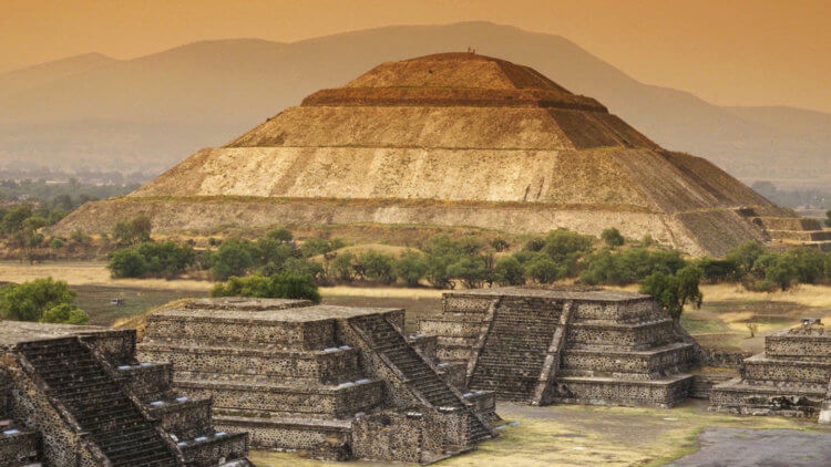 Древние сооружения. Пирамида Солнца в древнем городе Теотиуакан. Фото.