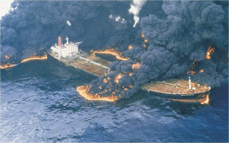 Столкновение нефтяных танкеров — 330 тысяч тонн. Пожар на Atlantic Empress, вызванный столкновением двух танкеров. Фото.