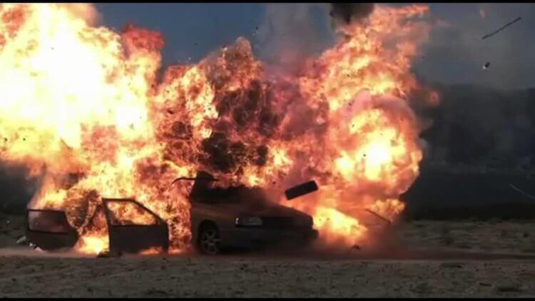 Как взрывают машины в кино. В реальной жизни машины так не взрываются. Фото.
