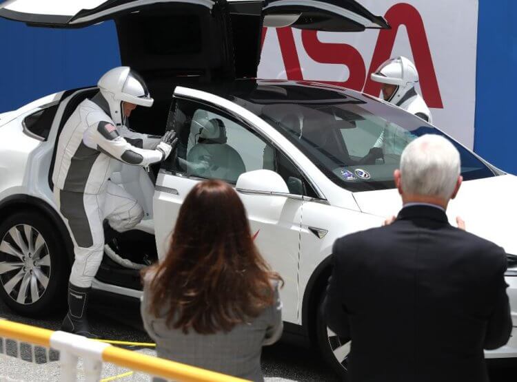 Защитный шлем для космоса. Астронавт Даг Херли садится в автомобиль Tesla 27 мая 2020 года. Фото.