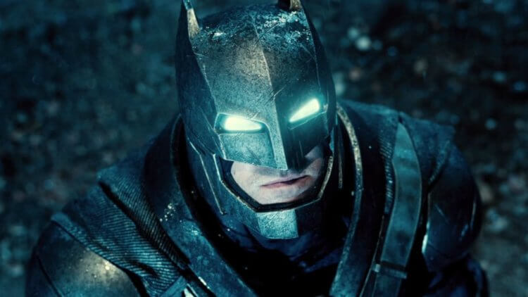 Костюм супергероя. У Бэтмена из фильма 2016 года действительно необычный костюм — в прошлых кинокартинах он был явно меньше. Фото.