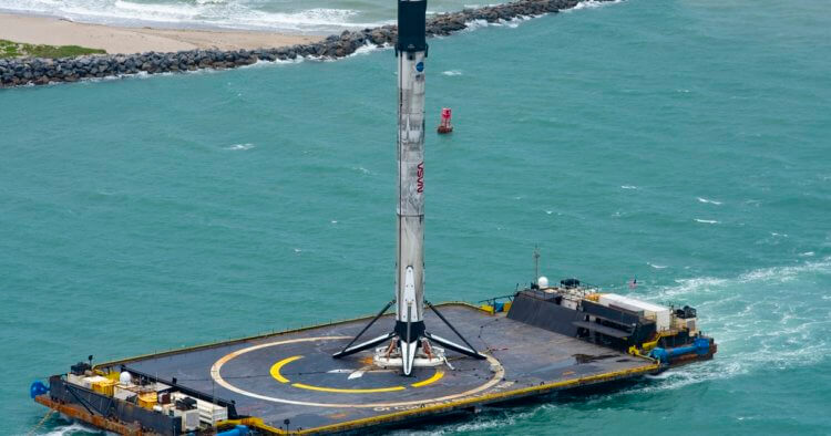 Новый запуск SpaceX Crew Dragon. Отработанная ступень Falcon 9, которую запустят обратно в космос. Фото.