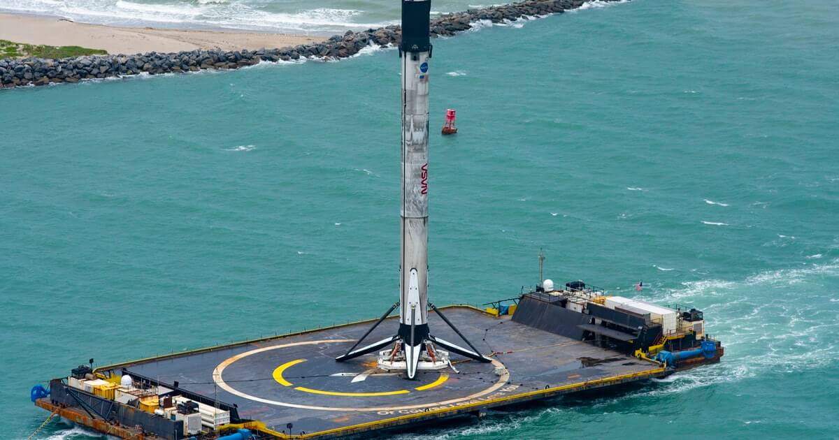 Кто делает многоразовые ракеты. Отработанная ступень Falcon 9, которую запустят обратно в космос. Фото.
