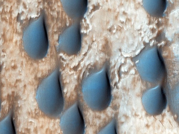 Каплевидные образования на Марсе. Такие «капельки» есть на поверхности Марса. Фото.