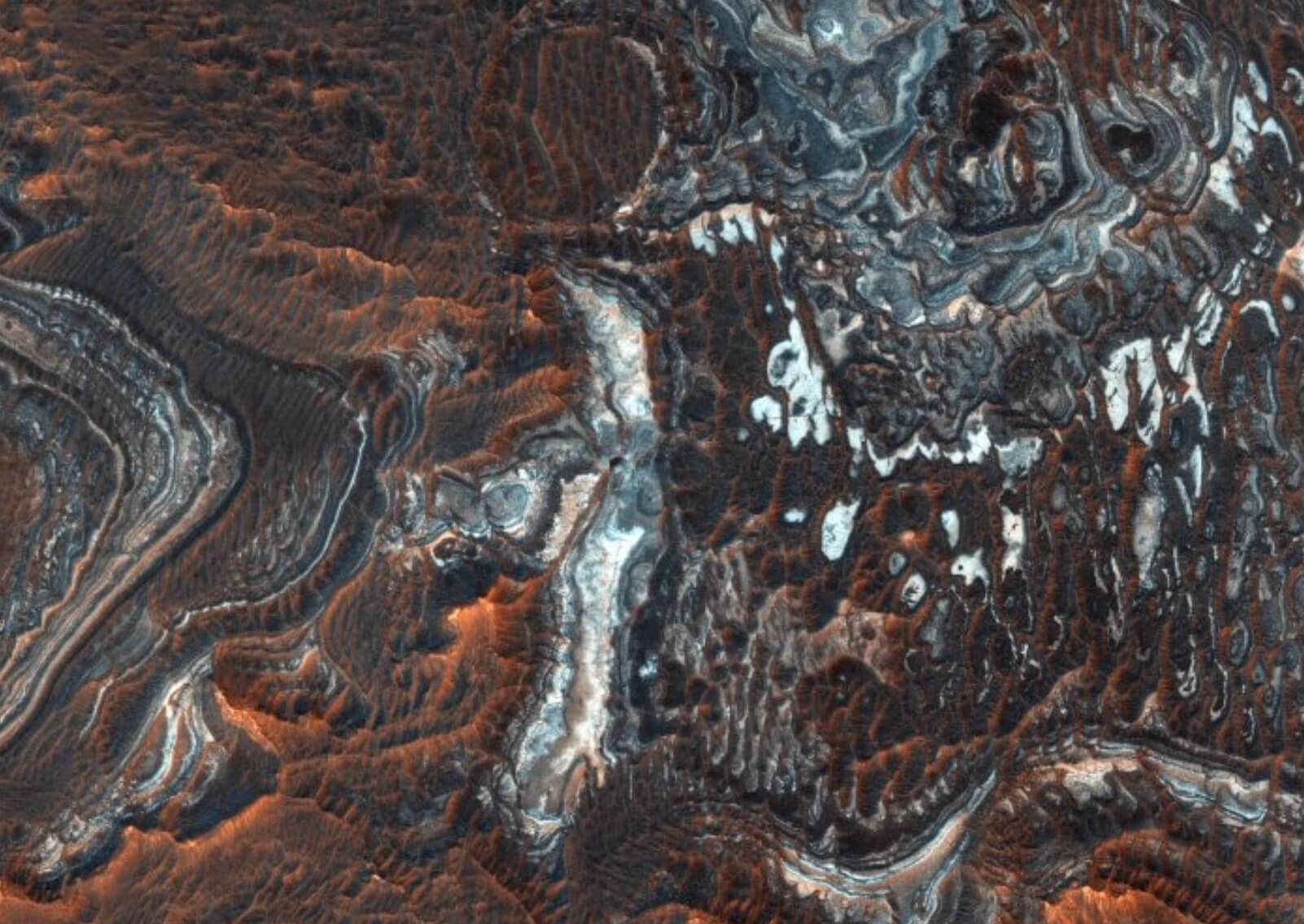 Как меняется поверхность Марса. Кажется, будто это разлившаяся краска или какая-то смола, но это поверхность Марса. Фото.