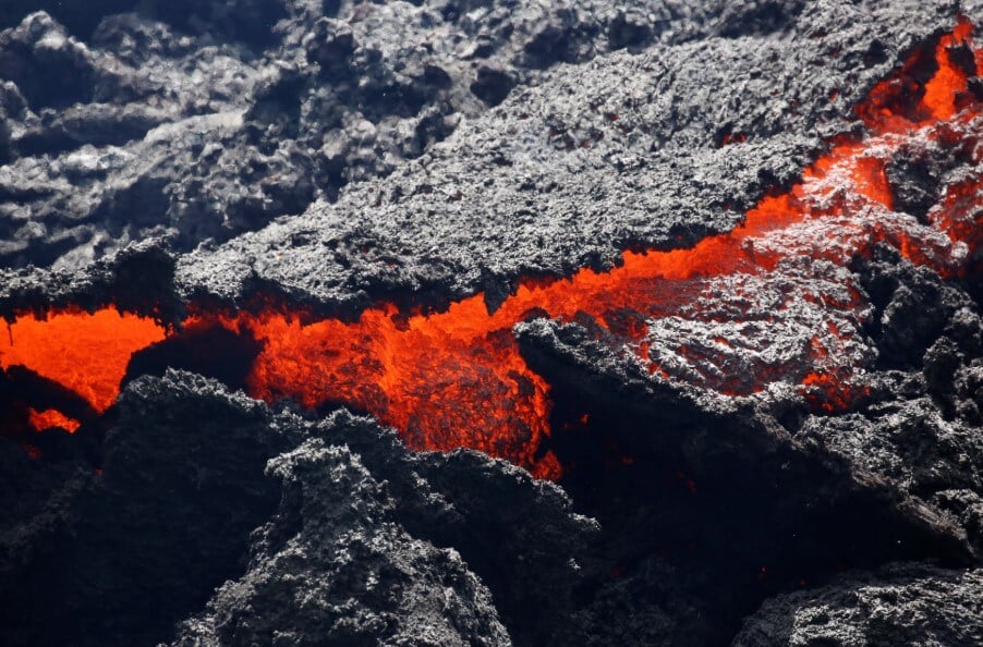 Последствия извержения вулканов. Температура магмы составляет 1300 градусов Цельсия. Фото.
