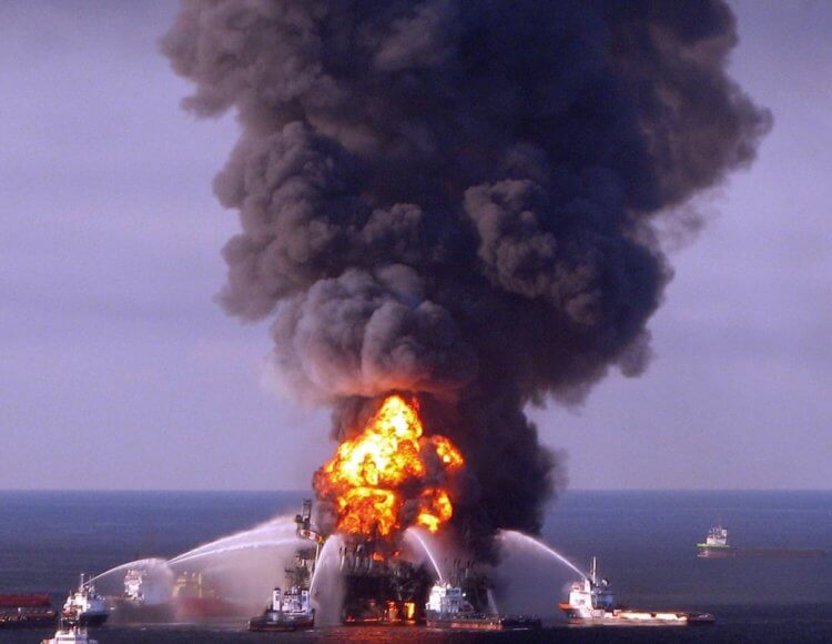 Разлив нефти в Мексиканском заливе — 800 тысяч тонн. Тушение платформы Deepwater Horizon. Фото.