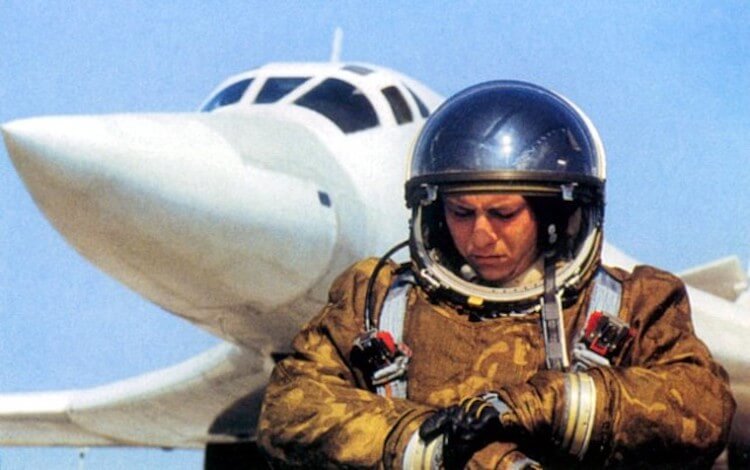 Некоторым пилотам приходится пользоваться скафандрами. Фото.