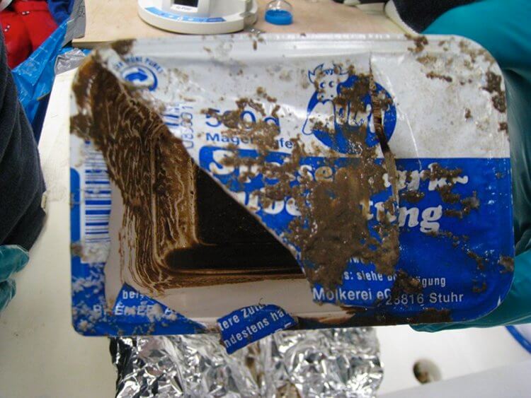 Пластиковый мусор. Упаковка творога, найденная на дне Тихого океана. Фото.