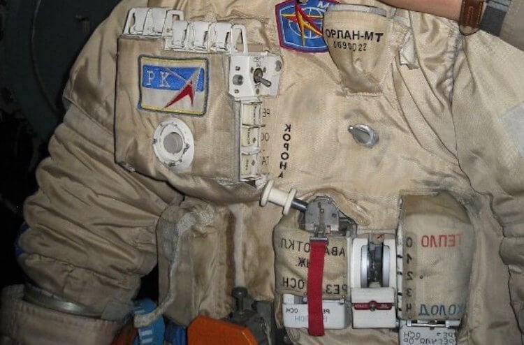 Из чего сделан скафандр космонавта. Надписи на скафандрах нанесены так, чтобы прочитать их в зеркале. Фото.