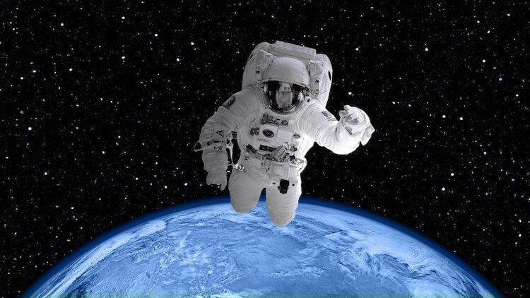 Аварийные ситуации в открытом космосе. Космонавт просто обязан быть привязан к кораблю иначе он улетит от одного неловкого движения. Фото.