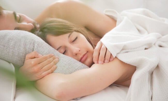 Как ночь в одной кровати с партнером влияет на сон? Фото.