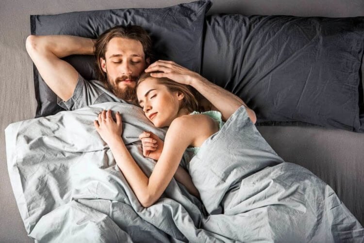 Почему сон вдвоем – это хорошо. Спящие вместе партнеры часто двигали конечностями по сравнению со своими коллегами. Однако эти повышенные движения не мешали качеству сна, и качество быстрого сна оставалось положительным и стабильным. Фото.