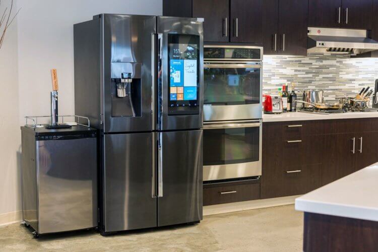 Что умеет «умный» холодильник? Вот так выглядит холодильник Samsung Family Hub. Через экран можно посмотреть, что есть в холодильнике, не открывая дверцу. Фото.