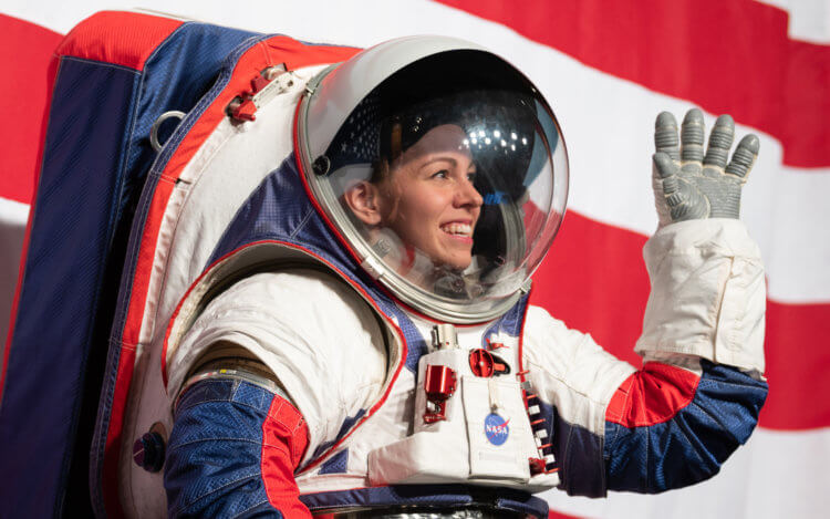 Туалет в космосе. В 2024 году астронавты отправятся на Луну примерно в таких костюмах. Фото.