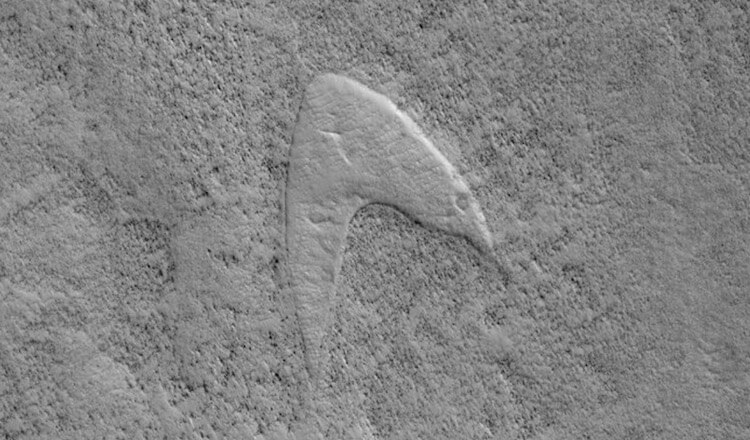 Логотип Звездного флота на Марсе. Звездный флот ”оставил” свой логотип на поверхности Марса. Фото.