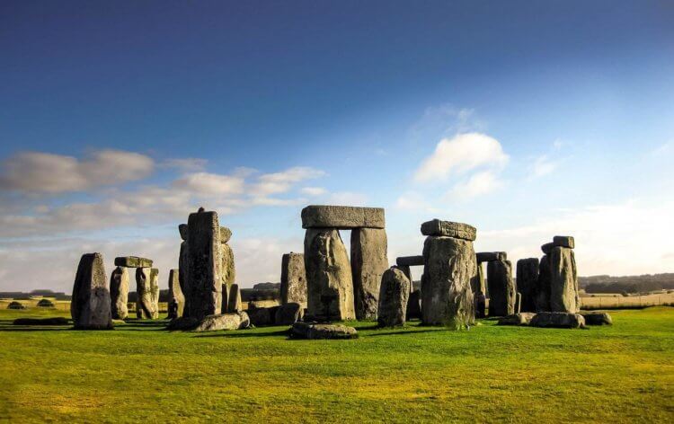 Что такое Стоунхендж и какие загадочные объекты вокруг него построены? Со старого английского языка слово Stanhengues (Станхенг) можно перевести как «подвешенные камни» или «висячие камни». Фото.