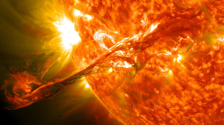 Солнечные явления. Вспышки на Солнце в представлении художника. Фото.