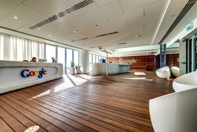 Как улучшить сон? Вот так выглядит одно из помещений офиса Google. Классные окна, правда? Фото.