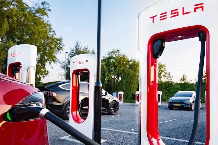 Новая зарядная станция Tesla V3 Supercharger. Такая зарядка является чуть ли не главной опцией Tesla. Фото.