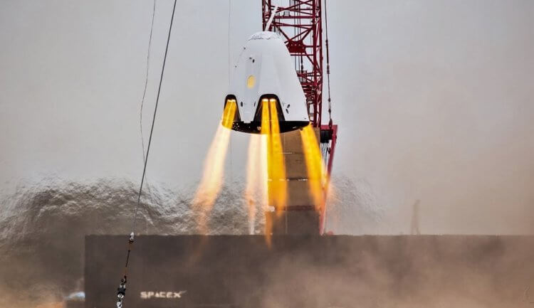 Корабль Crew Dragon SpaceX. Crew Dragon с 8 запущенными двигателями SuperDraco. Фото.