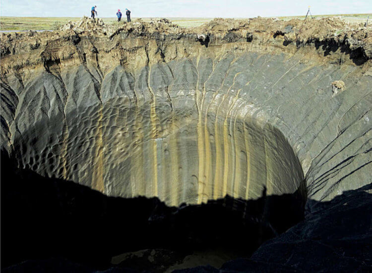Чем опасно таяние вечной мерзлоты. Один из кратеров, обнаруженных в Сибири в 2014 году. Фото.