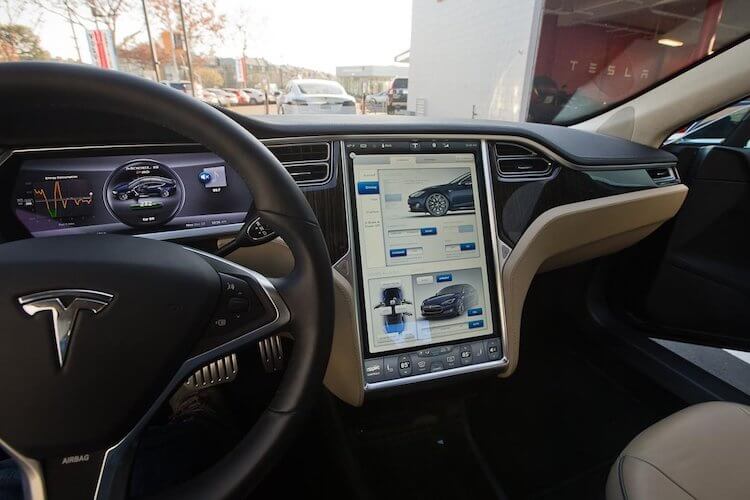 Почему Tesla так популярна. Tesla это не автомобиль, а гаджет, на котором можне ездить. Фото.