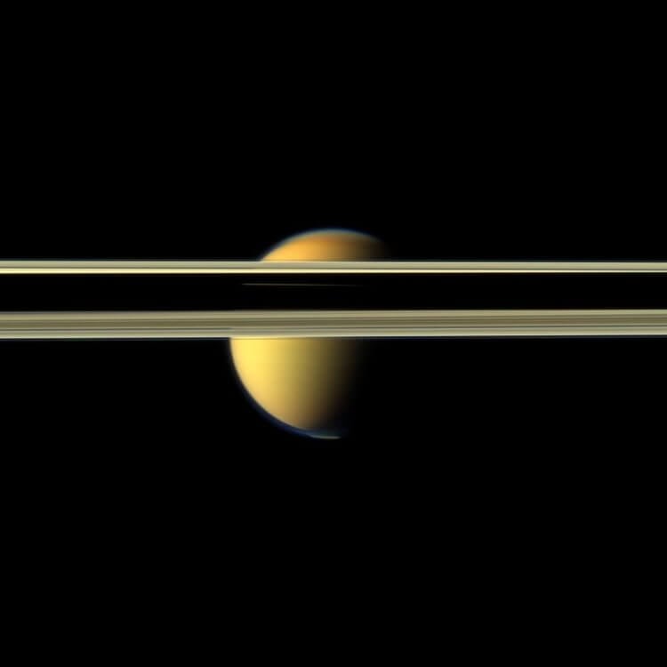 Почему мигрируют луны? Вид на Титан, скрытый за кольцами Сатурна. Фото.