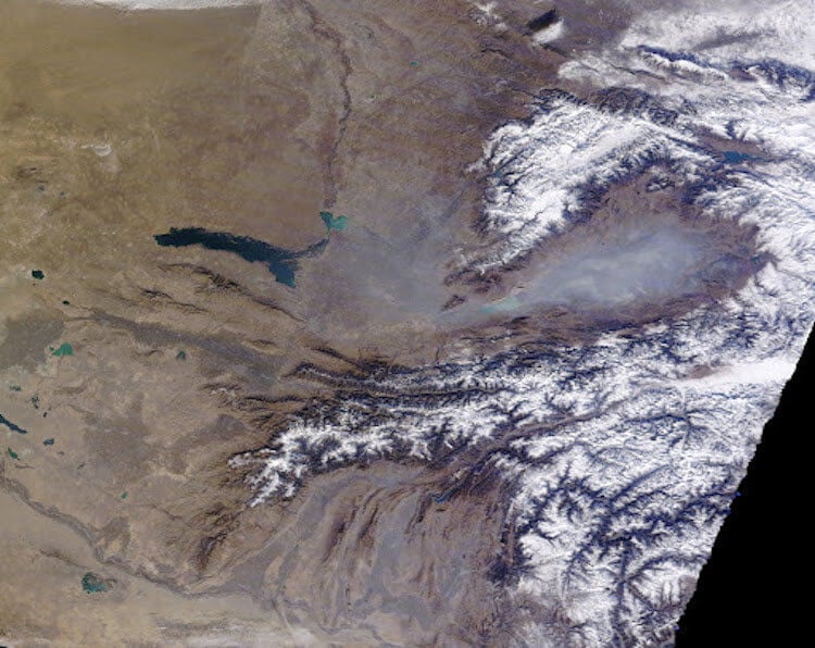 Разлив нефти в Узбекистане — 285 тысяч тонн. Дым, который зафиксировали со спутника во время аварии в Ферганской долине. Фото.