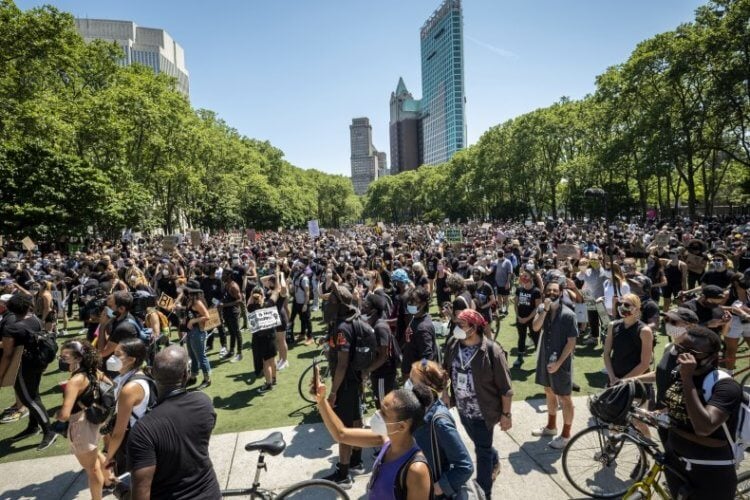 Вторая волна. Бруклинский мост Джордж Флойд протест июнь 2020 года. Тысячи протестующих в масках собрались в Кэдман-Плаза, Бруклин, на мирную акцию протеста в поддержку движения Black Lives Matter 19 июня 2020 года. Фото.