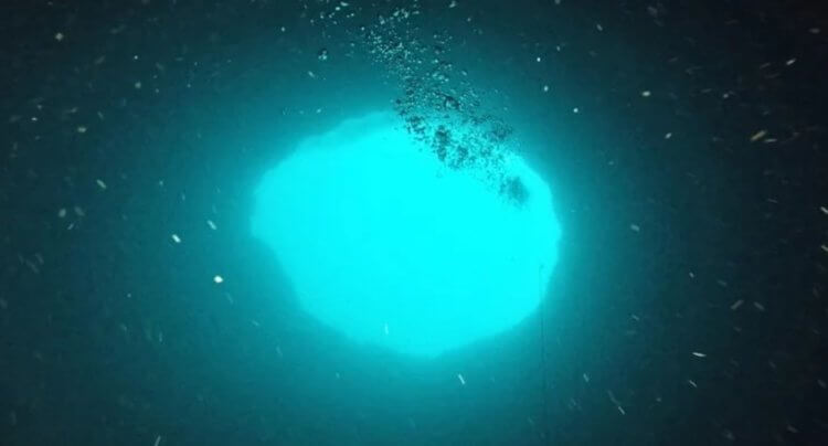 Исследование морских глубин. В яму «Амберджек» люди уже погружались — так выглядит вид из глубины. Фото.