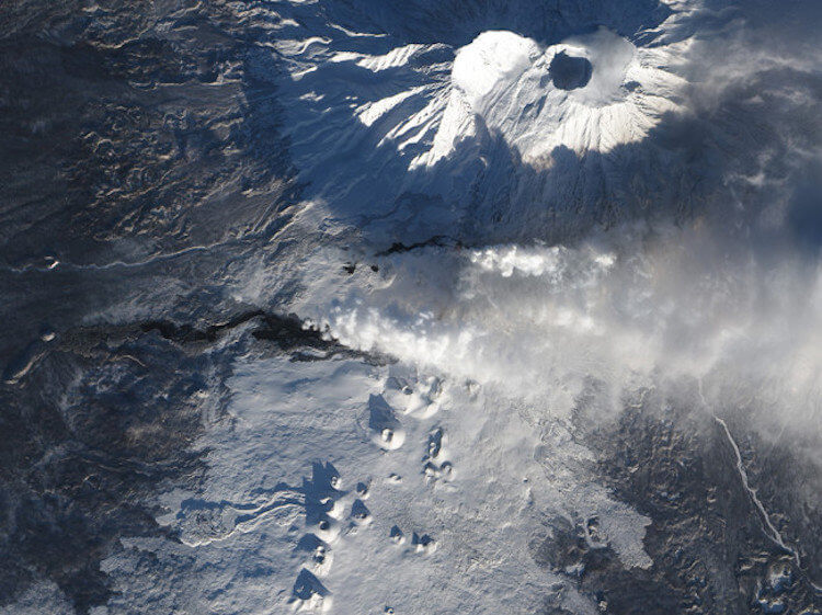 Есть ли алмазы в России? Извержение вулкана Толбачик в 2012-13 годах. Фото NASA. Фото.