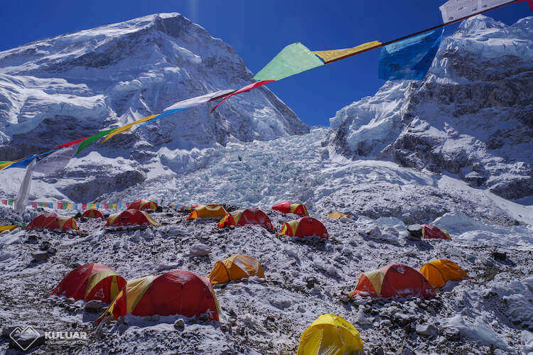 Кто первым поднялся на Эверест. В таких местах просто не может быть чисто. Фото.