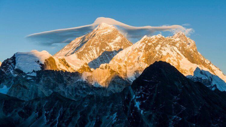 Разница между самыми высокими горами в мире. Высота горы формально зависит от положения относительно экватора. Фото.