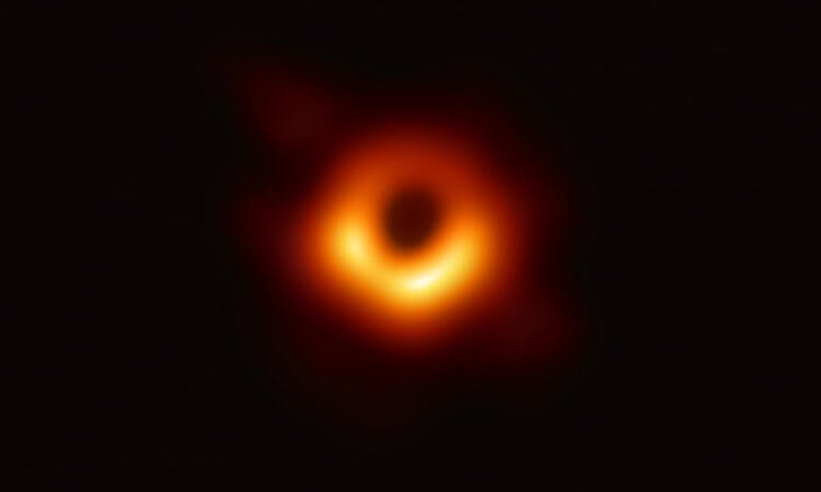 Что такое черная дыра? Этот снимок считается первой фотографией черной дыры M87. Она находится в 55 миллионах световых лет от Земли. Фото.