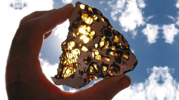 Самый дорогой метеорит. Осколок метеорита Фукан — самого дорогого и красивого метеорита в мире. Фото.