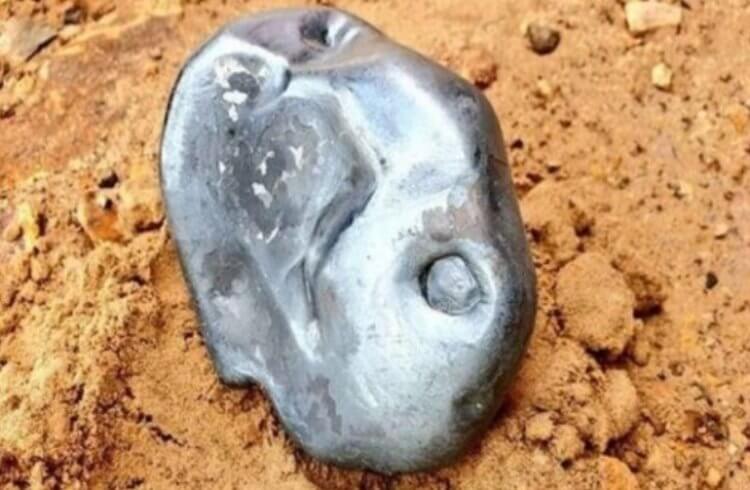 Цена метеорита. Метеориты падают на Землю постоянно — недавно один «свежих» метеоритов был обнаружен в индийском городе Санчор. Фото.