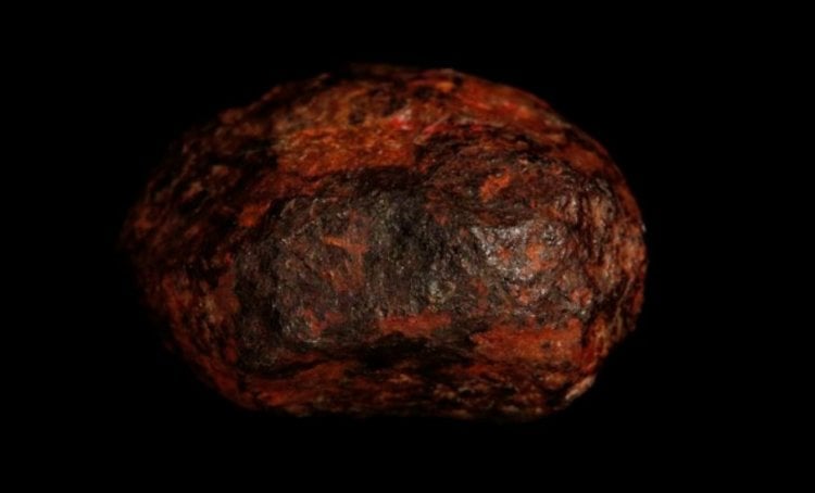 Настоящий метеорит или нет? Внутри метеоритов иногда обнаруживаются неизвестные науке минералы. Фото.