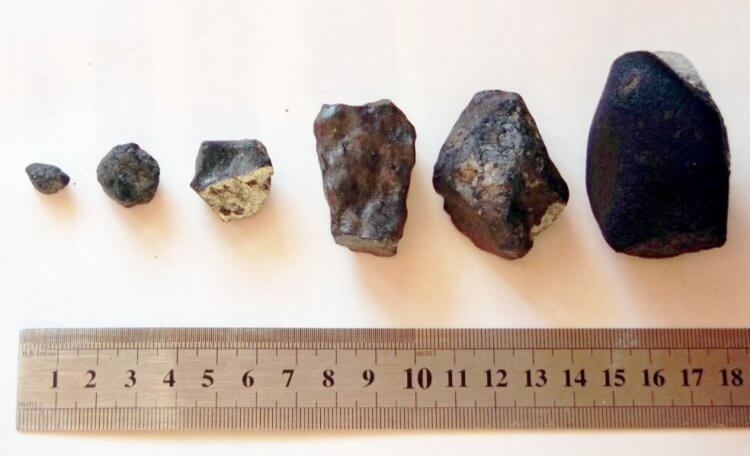 Контрабанда метеоритов. Некоторые искатели метеоритов рассказывают, как они приезжали на место падение метеорита и ходили по территории местных жителей. В отместку, они прокалывали им шины. Фото.