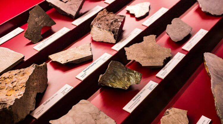 Где искать метеориты? Информация обо всех упавших на Землю метеоритах хранится в специальном реестре. Фото.