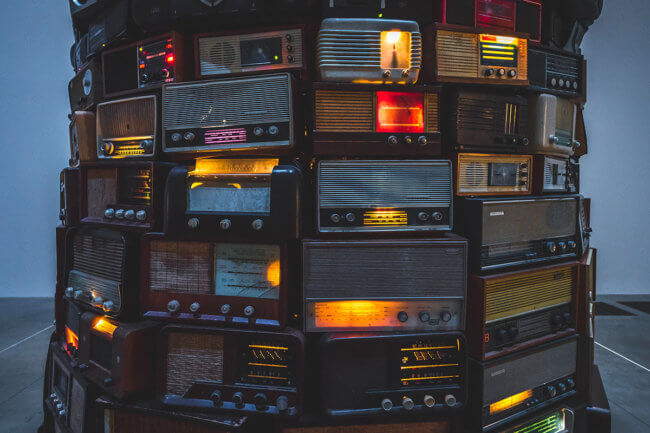 Существует радиостанция, которая работает с 1982 года и никто не знает почему. Фото.