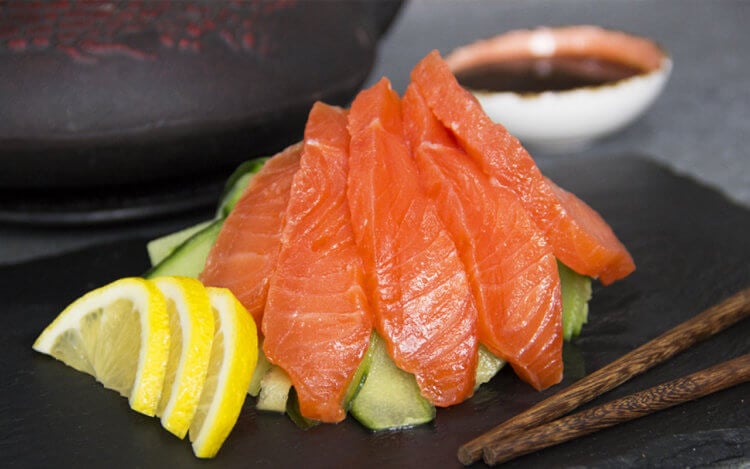 Паразиты в пище. Сашими — одно из древнейших японских блюд. В его приготовлении используются только сырые ингредиенты. Фото.