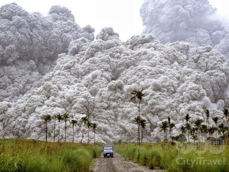 Извержение Пинатубо — извержение 1991 года. А ведь во время извержения все примерно так и выглядит. Фото.