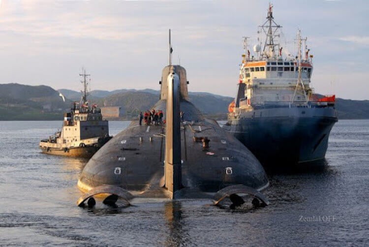 Как устроена подводная лодка ”Тайфун”. «Акула» отдыхает в порту. Фото.