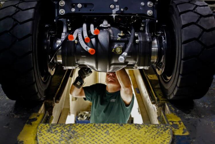 Во время пандемии рабочих на заводах заменили роботы. На заводах Toyota появится робот, который не допустит ошибок при сборке автомобилей. Фото.