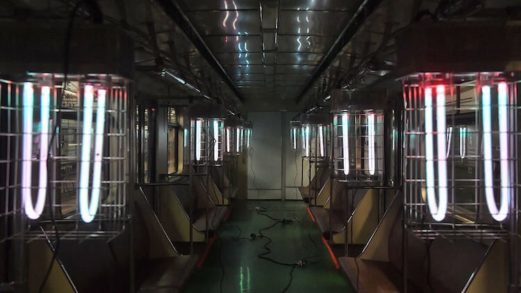 Ртуть в промышленности. Так ультрафиолетом обрабатывают вагоны метро. Фото.